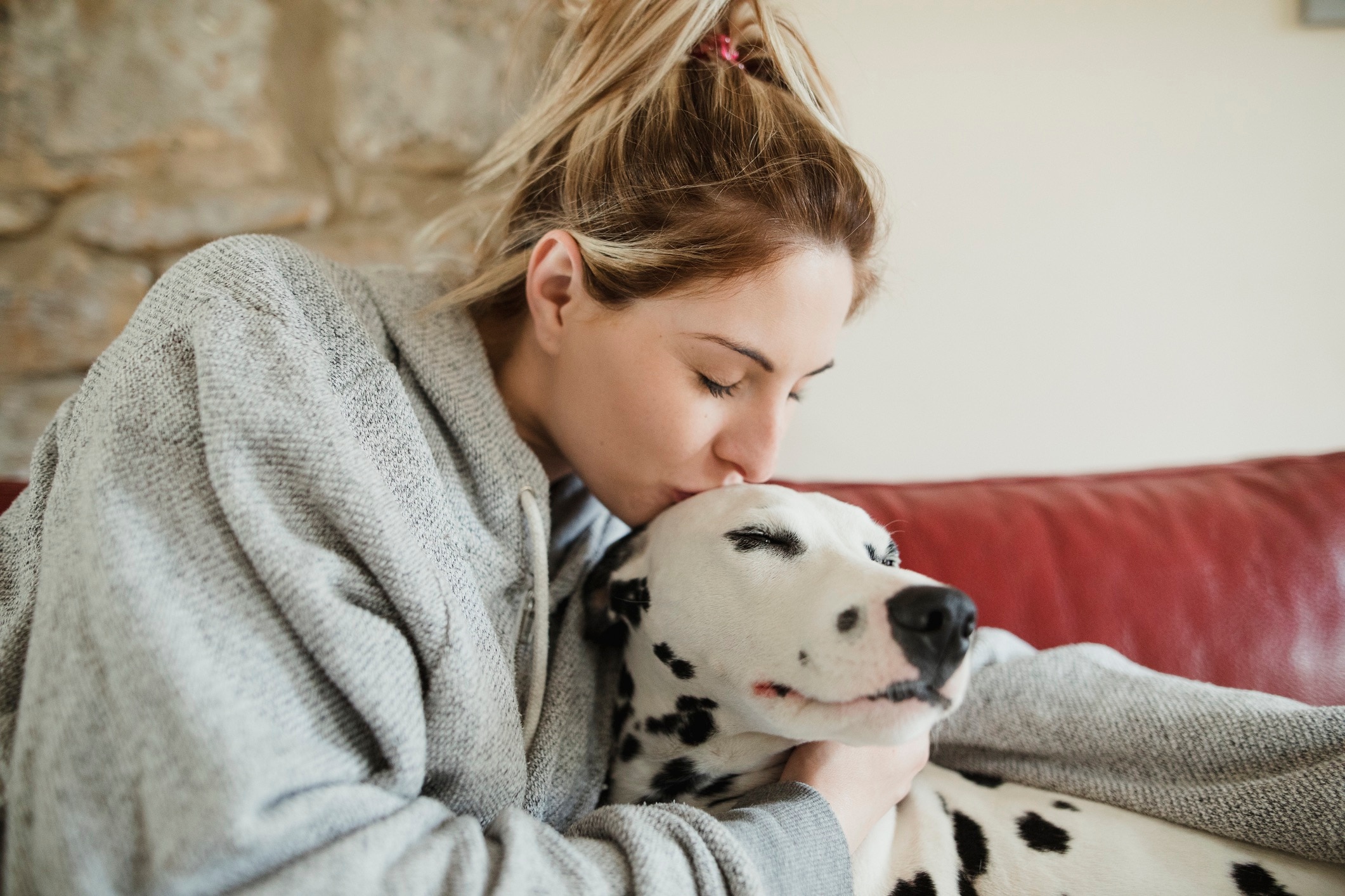 Woman embrasse un dalmatien sur la tête