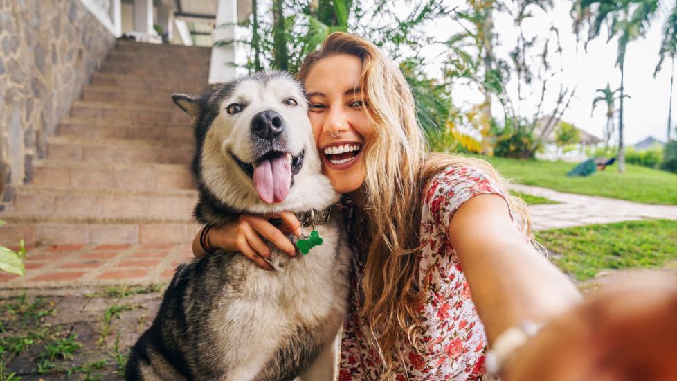 woman-taking-selfie-with-husky-dog